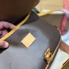 ヴィンテージショルダーバッグの女性ハンドバッグ財布古いフラワーレター本革のゴールデンハードウェアレトロクロスボディメッセンジャーバッグ高品質