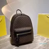 Bolso de diseñador Mochila para hombre Mochila vintage sólida para mujer Bolso de libro con bloques de color de cuero genuino Viajero con cadena abatible Pequeña grapa con cuentas de viento fragante