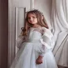 2024 Härliga blommaflickaklänningar för bröllop Lång ärmar Lace Applicques Princess Kids Birthday Girl Pageant GOANS Golvlängd 403