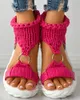 Sandaler kvinnor sommar 2024 mode sexig strandkläder platt skor fast färg flätad stickad o-ring utskärningsplattform rosa