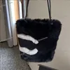 Women Designer Fluffy Panda Underarm Bag Tote With Leather Strap 25cm svartvit Två-ton design stor kapacitet härlig mjuk axelhandväska casual makeup handväska