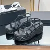 Hochwertige Diamantgitter-Keilsandale für Damen, Buchstaben-Logo, echtes Leder mit Schnalle, Plateau-Kleiderschuhe, luxuriöse Designer-Sandalen, Büroschuhe, Fabrikschuhe