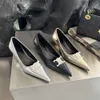 フレンチスタイルの尖ったメタルバックルレトロシングルシューズ2024スプリング新しいスリミングシンヒールの女性の靴をミディアムヒールとローヒール