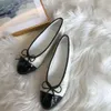 2024 Vintage Designer-Schuhe der Marke Paris Schwarze Ballerinas Frühlings-Damen-Ballerina-Kleid mit gestepptem Leder und gepolsterter runder Zehenpartie