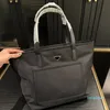 Designer de luxo feminino bolsa de ombro nova moda clássica grande capacidade bolsa de náilon marca italiana sinal de alta qualidade cor sólida axilas