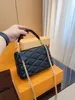 24ss designer de luxo nova torção xadrez tote bolsa de ombro feminina crossbody saco jantar saco de maquiagem cor sólida bolsa vintage elegância 22cm