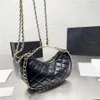 23p Bolsas de ombro de verão Half Moon Small Hobo Bag formatos femininos brilhantes metal metal preto formato brincalhão 2023297d