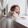 2024 Härliga blommaflickaklänningar för bröllop Lång ärmar Lace Applicques Princess Kids Birthday Girl Pageant GOANS Golvlängd 403