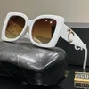 Designer óculos de sol carta polarizada óculos de sol personalidade resistente homens mulheres Goggle Retro quadrado sol vidro óculos casuais com caixa muito bonita