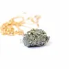 Halsband NM42474 Natural Gemstone Pyrite Free Form Pendant på en 16 -tums statellitkedjeledad halsband