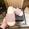 Femmes créatrices pantoufles de mode monnaite à pantoufle tricotée Nouvelles diapositives mode d'été home plage slipper incontournables non glissants pour dames