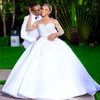 Plus Size Aso Ebi Vestidos de Noiva para Noiva Sheer Neck Mangas Compridas Vestidos de Baile Princesa Vestido de Noiva Pérolas Frisadas Vestido de Casamento para Mulheres Negras Africanas Casamento D119