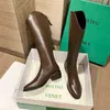 Sivri Ayak Parmağı Botları Kadınlar İçin 2021 Yeni Tasarlanmış İngiliz Tarzı Deri Platform Saf-Uzunlukta Arka Zipper Zarif 220711
