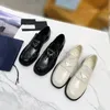 Designer loafers choklad borstad läder loafer kvinnor glider plattform sko monolit män skjutreglage triangel metall dekorerade officiella bröllop lyxklänningskor