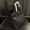 Designer de luxo feminino bolsa de ombro nova moda clássica grande capacidade bolsa de náilon marca italiana sinal de alta qualidade cor sólida axilas