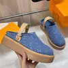 Berömda designers sandaler plattformar skor kvinnor tofflor mode denim tryck platt klack damer sko bekväma tjocka sulade tofflor bakre strap strand casual sandal