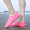 Sapatos de praia de secagem rápida aqua sapatos masculinos mulheres sapatos de água ginásio tênis respirável ao ar livre antiderrapante sapatos de vadear 2023 sapato monocromático de venda quente 240122