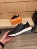 Modedesigner män skor l brev snidade casual mens designer sneakers tjock sole svart vit lyx sneaker tränare skor män med original låda