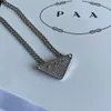 Pendanthalsband Sier Plated Copper Designer Triangle Charm Fashion Womens Romantic Birthday Present Halsband med låda av hög kvalitet