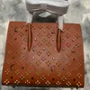 2024 CL Designer Bag Rivet High Womens Handgjorda läder axelväska Klassiskt bokstav mode väsentlig röd bottenväska crossbody väska stor storlek handväska röd botten väska