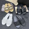Zapatillas de diseñador Sandalias Chaneel de cuero Zapatillas antideslizantes en espiga Marca de lujo Zapatos planos de playa a cuadros con diamantes Estilo Diapositivas