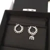 Orecchini Miui Miui del designer Miao Family, nuovi orecchini di perle circolari con lettera M da donna con orecchini asimmetrici con diamanti pieni di alta qualità e stile dolce