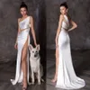 Diseñador Sirena Vestidos de novia con cuentas Un hombro Escote Lado Dividir Vestidos de novia Lentejuelas Tren de barrido Satén Vestido De Novia