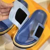 Slipperdesigner glider kvinnor sandaler pool kudde klackar bomullstyg halm casual tofflor för våren och hösten platt komfort mulor vadderad främre remsko 0001