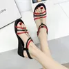 Sandalen 2024 Hochwertige Schuhe für Frauen Metalldekoration Mode Gummiband Täglich Peep Toe Wedge