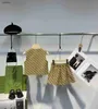 Yeni Çocuk Trailsits Tasarımcı Kızlar Elbise Bebek Giysileri Boyut 100-150 kolsuz yelek ve pilili etek Jan20