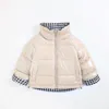冬の綿のパッド入りジャケット新しい洗濯のないジャケット2-8トンの男の子と女の子は、両側に純粋な綿で作られた短くて暖かいジャケットを着ています240123