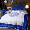 Set di biancheria da letto di design blu royal v lettera stampata queen king size copripiumino camera da letto primavera lenzuolo di design federe in raso di seta copripiumino di lusso 4 pezzi