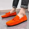 Zamszowe buty mężczyzn Mokasiny modowe pomarańczowe mokasyki dla mężczyzn wsuwane płaskie buty Brogue Casual Boat Buty Man Big Size 48 240118