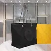 Bolsos de mano de diseñador Bolso de lona con cadena Bolsos de hombro para mujer Costuras de cuero Decoración de letras Axilas Bolso de lujo Monedero Bolsas de compras de gran capacidad