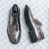 Sapatos de vestido Brogues de couro normal Marcas masculinas saltos para vestidos homens tênis esportivos modelos casuais preço acessível