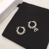 Designer Miui Miui Ohrring Miao Family's neue kreisförmige M-Buchstaben-Perlenohrringe für Frauen mit asymmetrischen Volldiamantohrringen von hoher Qualität und süßem Stil