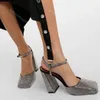 Amina Muaddi Charlotte Sandalen Designer Damesschoenen Satijn Dikke hakken Vierkante tenen Jurk Mode Kristal Feest Trouwschoenen Fabrieksschoeisel Met doos 35-42