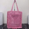 Diseñador de lujo rosa Triángulo Rafias tejido Bolsas de playa para mujer para hombre Tote Bolso de viaje Embrague Tienda Bolsa Moda Crossbody Paja Lienzo Suave Pochette Bolsa de hombro