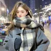 Berets estilo coreano ins xadrez extra longo cachecol para mulheres inverno high-end espessado e quente grande xale