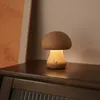 Lampy biurkowe drewniane grzyby nocne światło z przełącznikiem dotykowym nordycka lampa stolika stolika orzechowa drewno ciepłe ściemnialne biurko ładowanie USB YQ240123