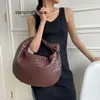 Kvinnor handväska 2023 ny high end mode trendig väska stor kapacitet en axel underarm handgjorda vävda handhållna vridna