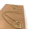 Desginer Valantino Jewelry Huajia Chaîne double couche en laiton géométrique circulaire lettre anglaise ajourée pour collier de bijoux amincissant et minimaliste