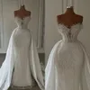 Atemberaubende 2024 weiße modische afrikanische glitzernde Meerjungfrau-Brautkleider nach Maß, Spitzenapplikationen, Pailletten mit abnehmbarer Schleppe