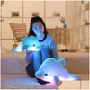 Oreiller en gros - 45 cm lumineux clignotant coloré dauphin avec lumière LED peluche coussin P poupée en peluche pour fête d'anniversaire cadeau Drop Dhqc7