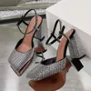 アミナ・ムアディ・シャーロット・サンダルデザイナー女性靴サテンの分厚いかかとスクエア・トゥー・ドレスファッション・クリスタル・パーティー・シューズ工場靴35-42