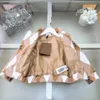 Moda jaqueta infantil boneca urso de urso impressão meninos meninas casaco tamanho 100-160 lapela roupas de bebê designer de roupas infantis de janeiro de janeiro de janeiro