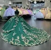 2024 Темно-зеленые платья Quinceanera Кружевные аппликации с скользящим шлейфом Милая декольте Корсет Назад Сладкие 16 День рождения Пром Бал Формальные вечерние платья