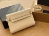 Bolsa feminina elegante com padrão de crocodilo em couro Manhattan com aba com fivela de metal