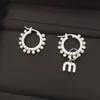 Orecchini Miui Miui del designer Miao Family, nuovi orecchini di perle circolari con lettera M da donna con orecchini asimmetrici con diamanti pieni di alta qualità e stile dolce