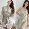 Kobietowa odzież sutowa Satyna koronkowa suknia w kąpieli kimono z Chemise Nightgown 2PCS Leopard Set Set Sexy V-dół Suspendender Nightdressbathrobe